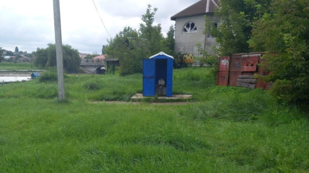 В Новозыбкове горожане попросили снести зловонный нужник