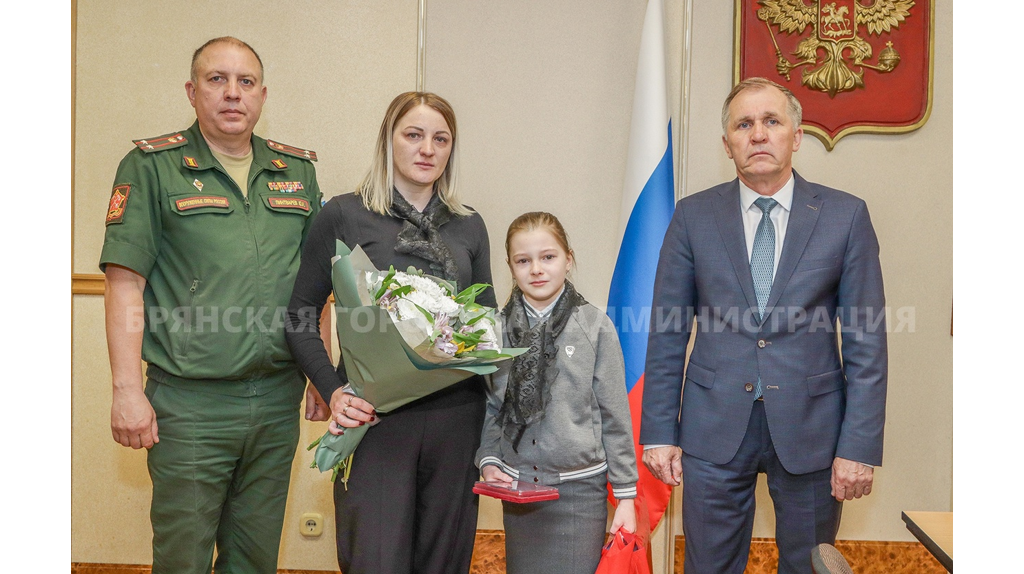 В Брянске ордена Мужества вручили семьям двух погибших участников СВО