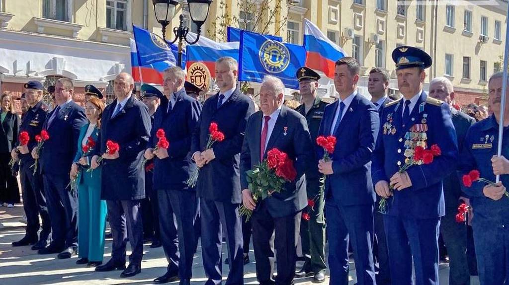 В Брянске на бульваре Гагарина отметили День космонавтики