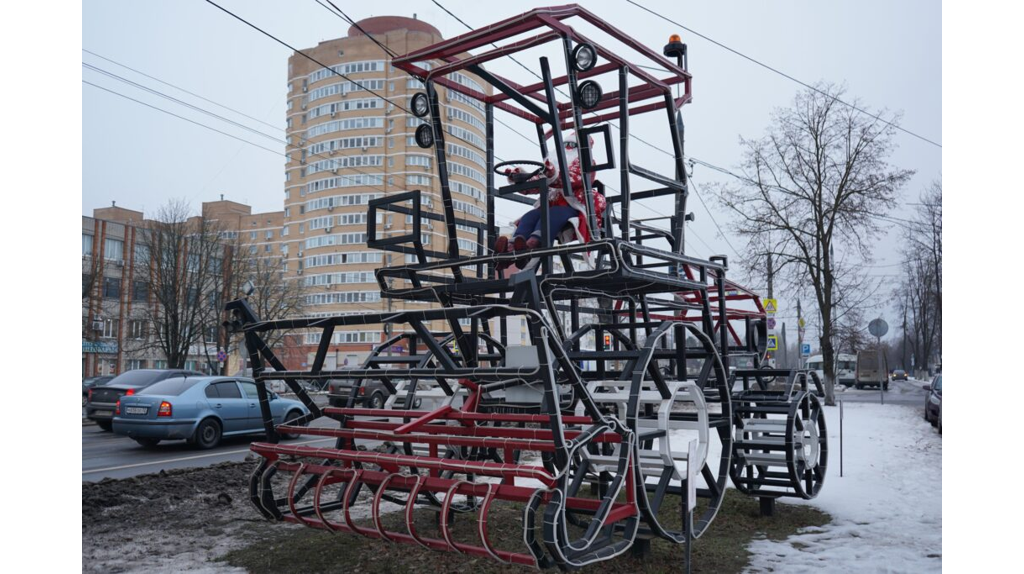 В Фокинском районе Деда Мороза заметили за рулём «комбайна»