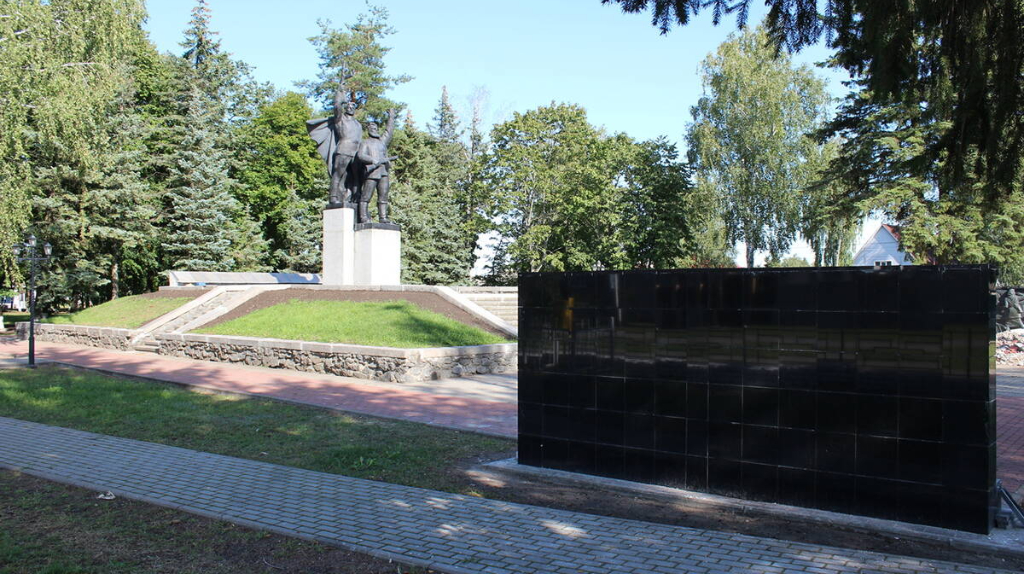 В Суземке облицевали гранитом мемориальный комплекс «Курган славы»