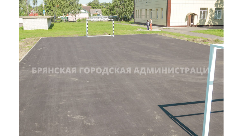 В школе №34 Брянска строят универсальную спортплощадку