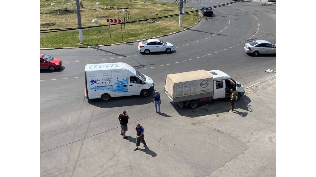 В Брянске на улице Красноармейской два грузовых фургона устроили ДТП