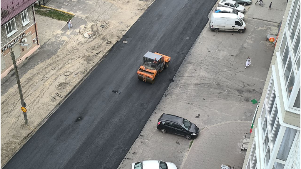 На улице Менжинского в Брянске уложили новый асфальт