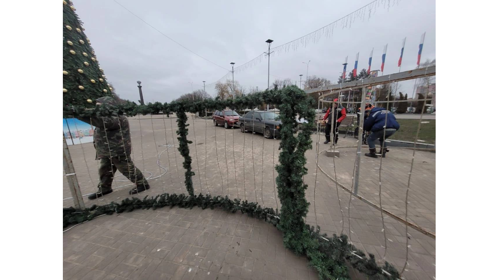 В парках Брянска убирают новогодние украшения