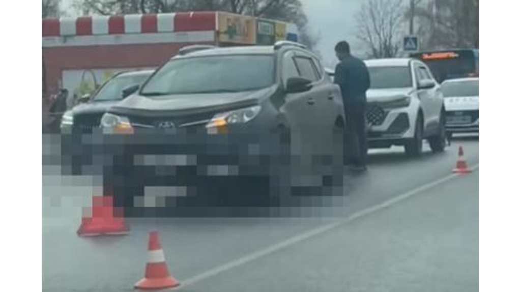 Под Брянском возле Путевки столкнулись три легковушки