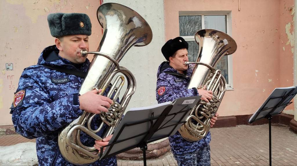 Военный оркестр Росгвардии поднял настроение брянцам весенним концертом