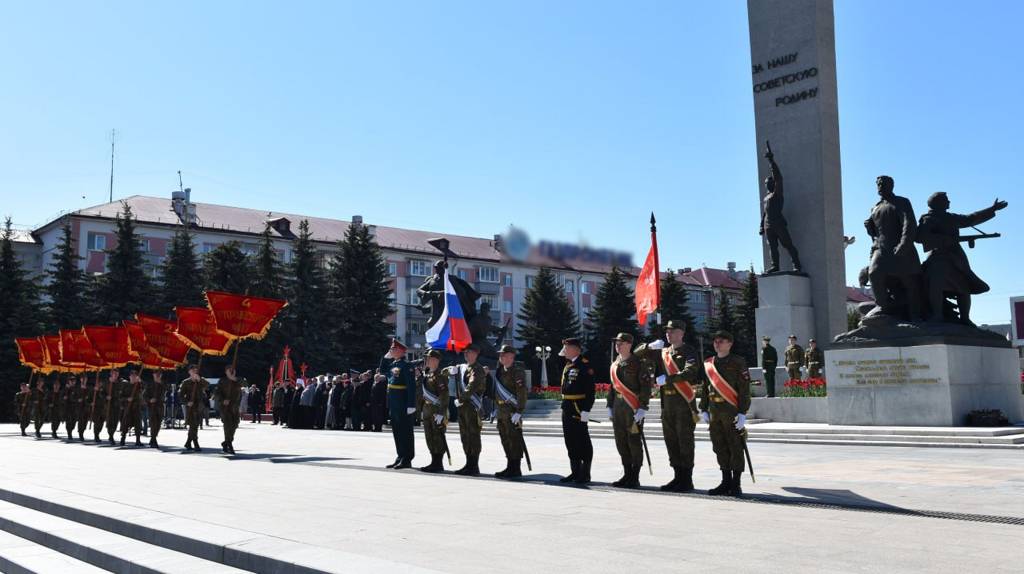 В Брянске по площади Партизан парадным маршем прошли курсанты и юнармейцы