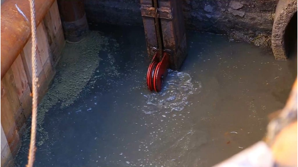 В селе Лопушь Выгоничского района устраняют порыв водопровода