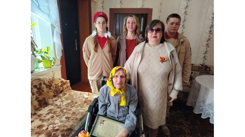 В Унече труженицу тыла Нину Мушкаренко поздравили с 80-летием Великой Победы