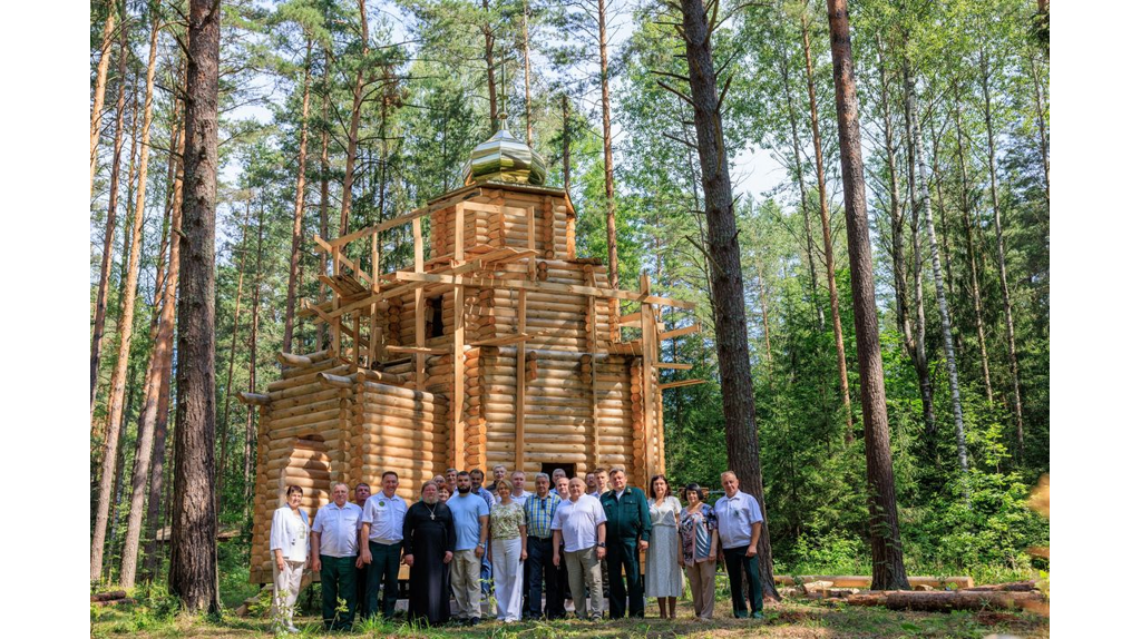 Под Брянском на мемориале «Лесникам-партизанам» установили купол и крест храма-часовни