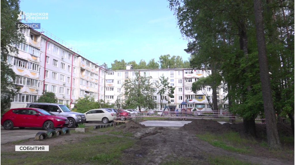 В микрорайоне Вокзальном в Брянске продолжается строительство спортивной площадки 
