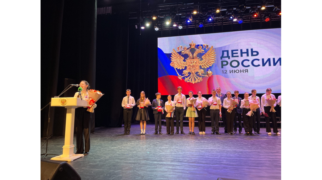 В День России губернатор вручил отличившимся юным брянцам первые паспорта