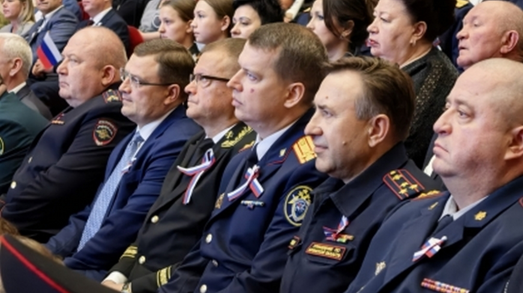 Сотрудники брянского Следкома приняли участие в торжестве ко Дню флага России