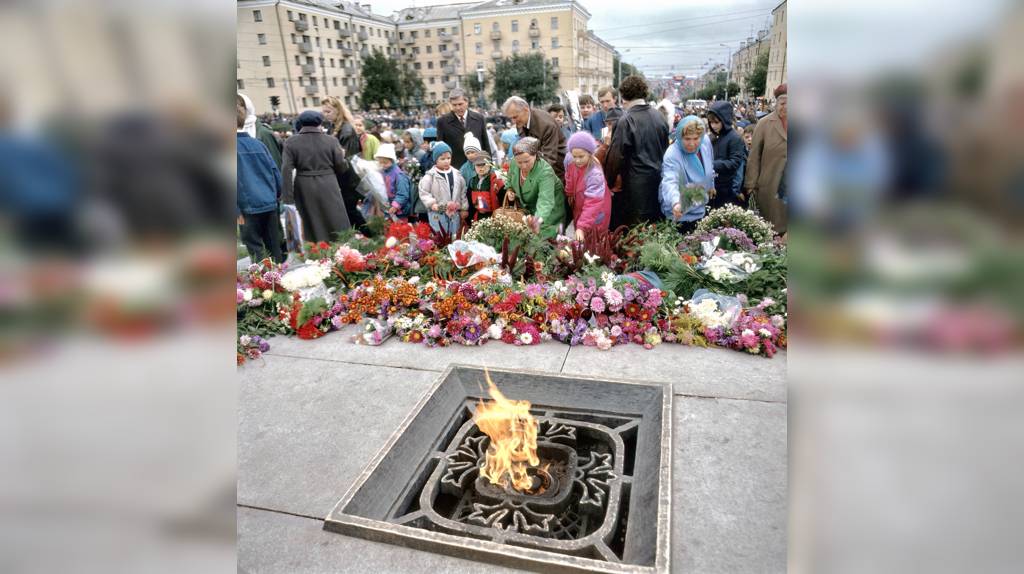 Опубликовали снимок возложения цветов на площади Партизан в Брянске 30 лет назад