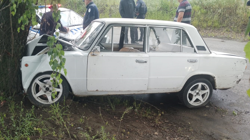 В Брянске двое 17-летних парней угнали легковушку и попали в ДТП