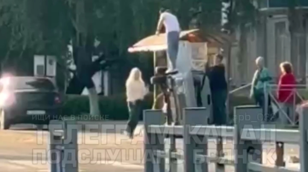 В Брянске на улице Спартаковской перевернулась легковушка