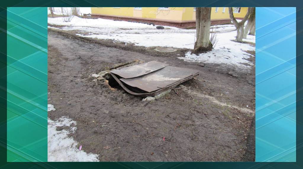 В Белых Берегах на улице Ленина заметили опасный люк