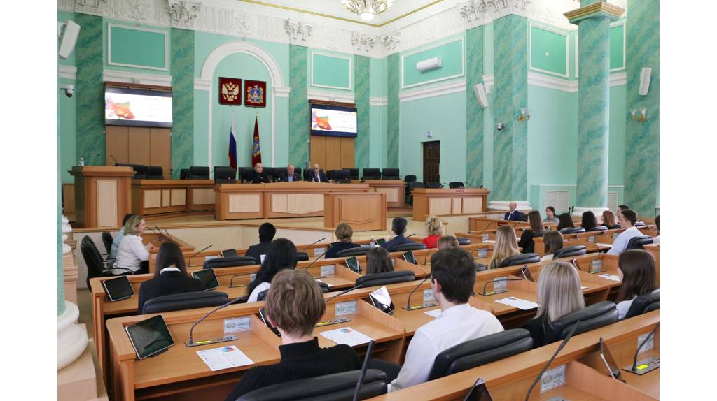 Депутат облдумы рассказал молодежи об истории парламентаризма на Брянщине