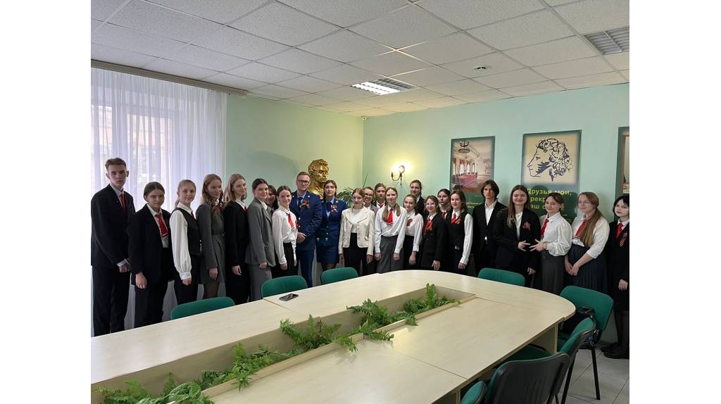 В Брянске работники природоохранной прокуратуры встретились с учениками лицея №1