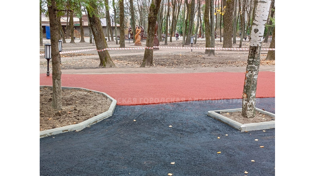 В Брянске на детской площадке в парке Толстого укладывают резиновое покрытие