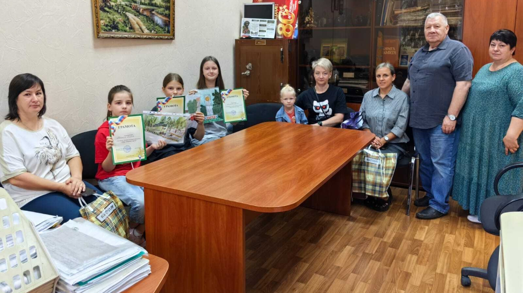 В Унече наградили победителей конкурса рисунков «Наш любимый город»