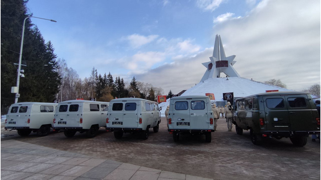 Батальону «БАРС-Брянск» торжественно вручили машины и рации