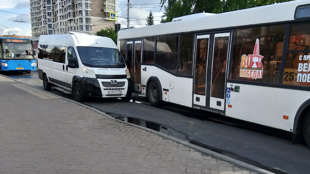 В Брянске на Кургане Бессмертия в ДТП попали маршрутка и автобус