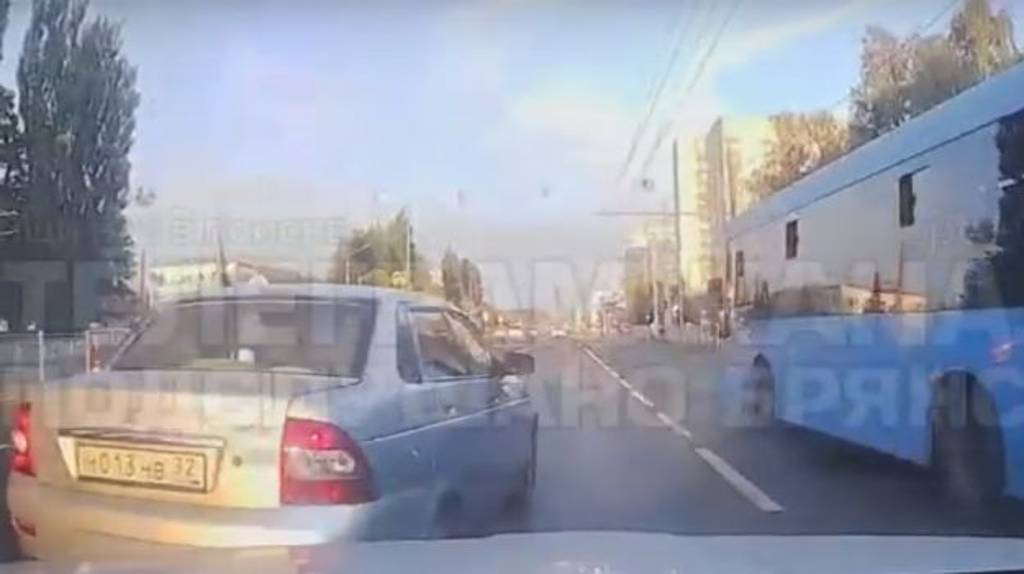 Лихач на Приоре устроил опасные маневры на проспекте Московском в Брянске