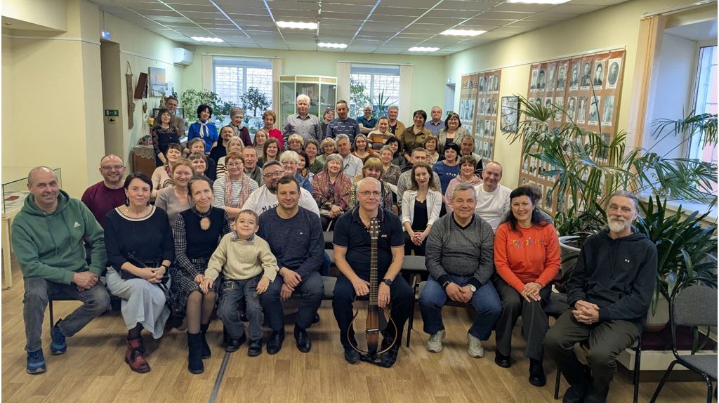 В Унече дал концерт лауреат Грушинского фестиваля бардовской песни Сергей Клочнев