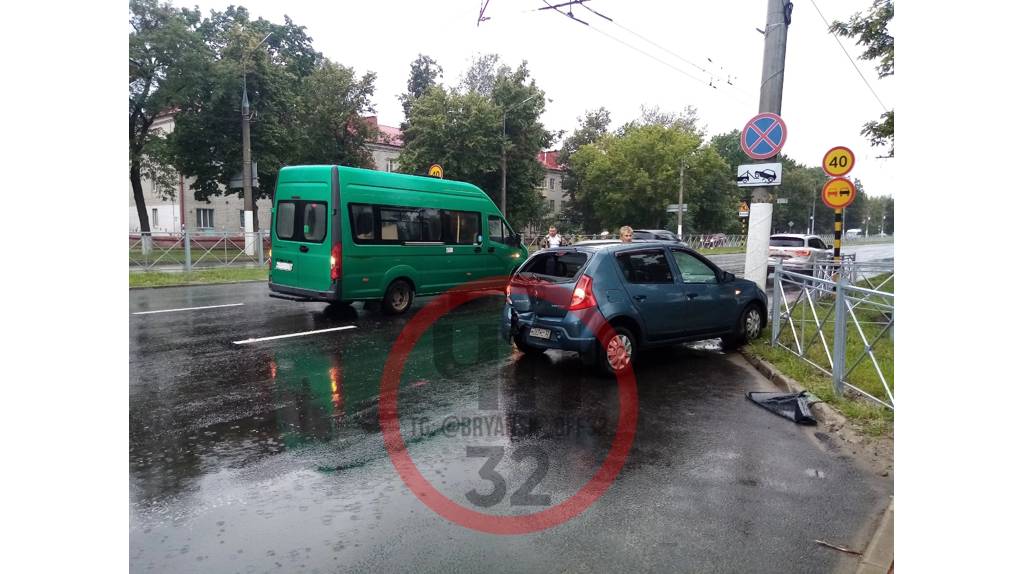 В Брянске на «Литии» разбились два автомобиля