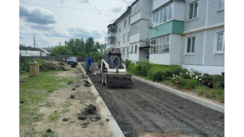 В брянском райцентре Клетня в ремонте находятся сразу шесть дворов