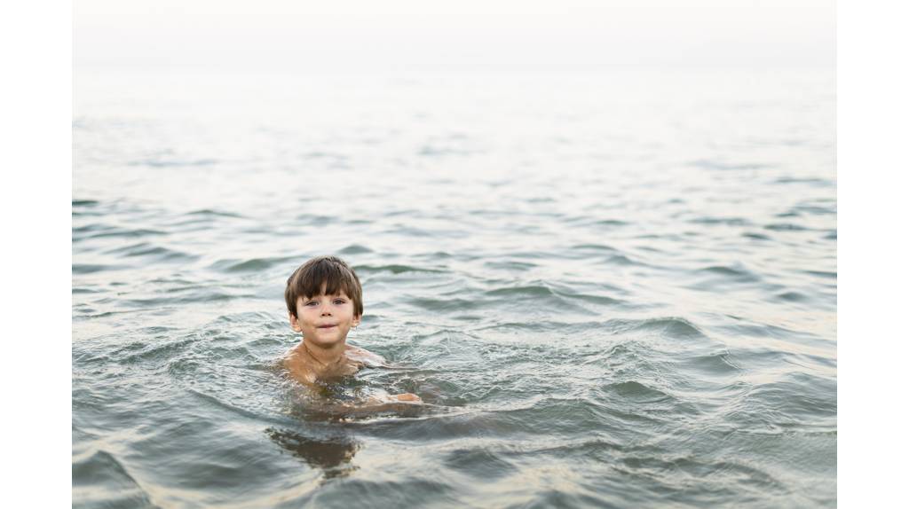 Булавку в плавки, устал – полежи: что нужно рассказывать детям о безопасности на воде