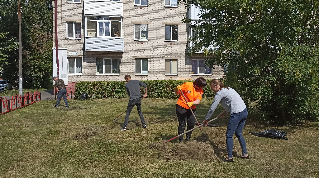 Брянские железнодорожники провели субботник в сквере им. И. Л. Паристого