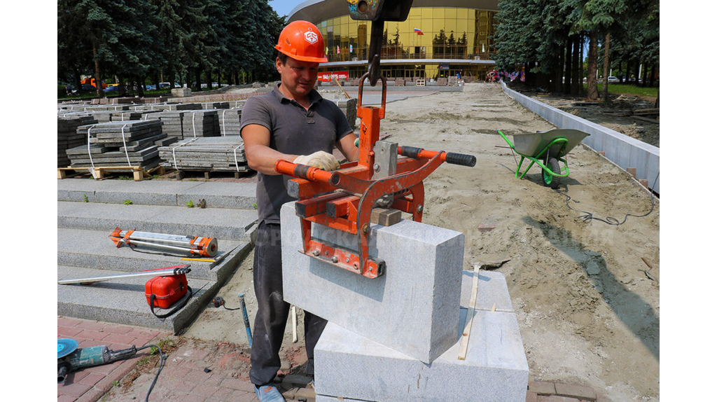 В Брянске на площади перед цирком уложили 250 квадратных метров плитки