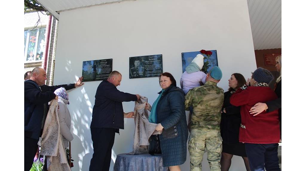 В Жуковке увековечили память троих погибших участников спецоперации