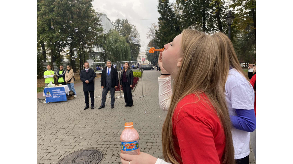В Брянске в Круглом сквере работает фестиваль добра