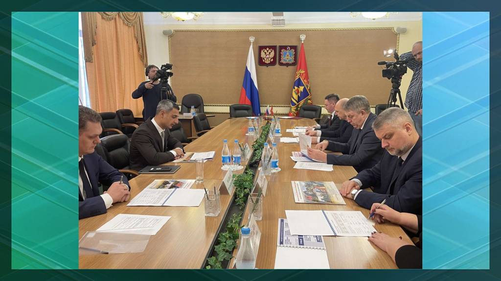 Губернатор Богомаз подписал соглашение о сотрудничестве с гендиректором корпорации МСП Исаевичем 