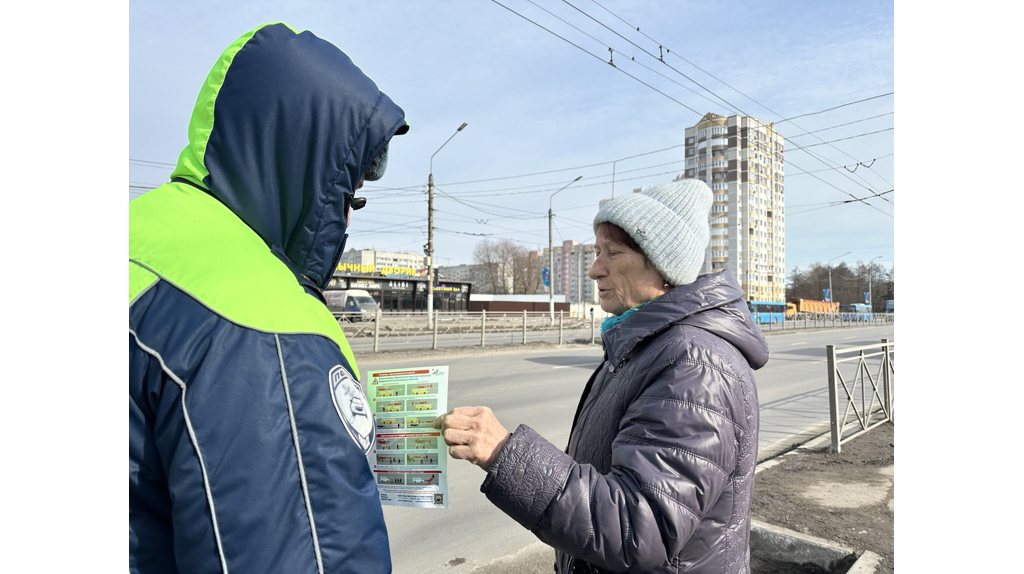 В Брянске автоинспекторам пришлось проводить ликбез по ПДД для пожилых пешеходов