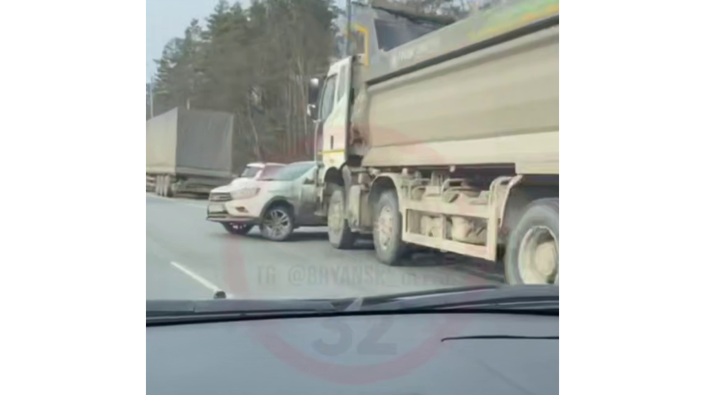 В Брянске у памятника водителям в ДТП попали самосвал и легковушка