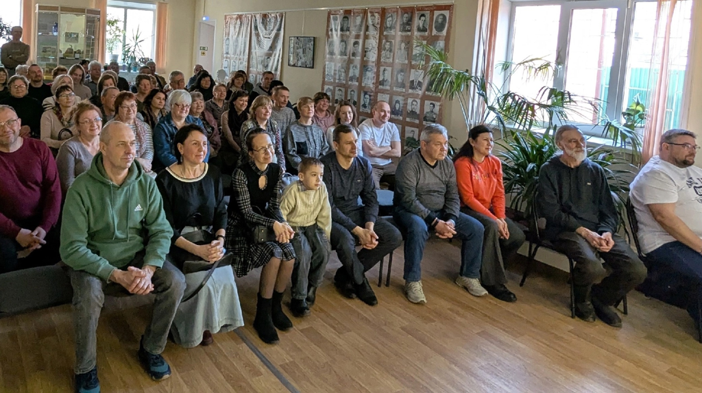 В Унече дал концерт лауреат Грушинского фестиваля бардовской песни Сергей Клочнев