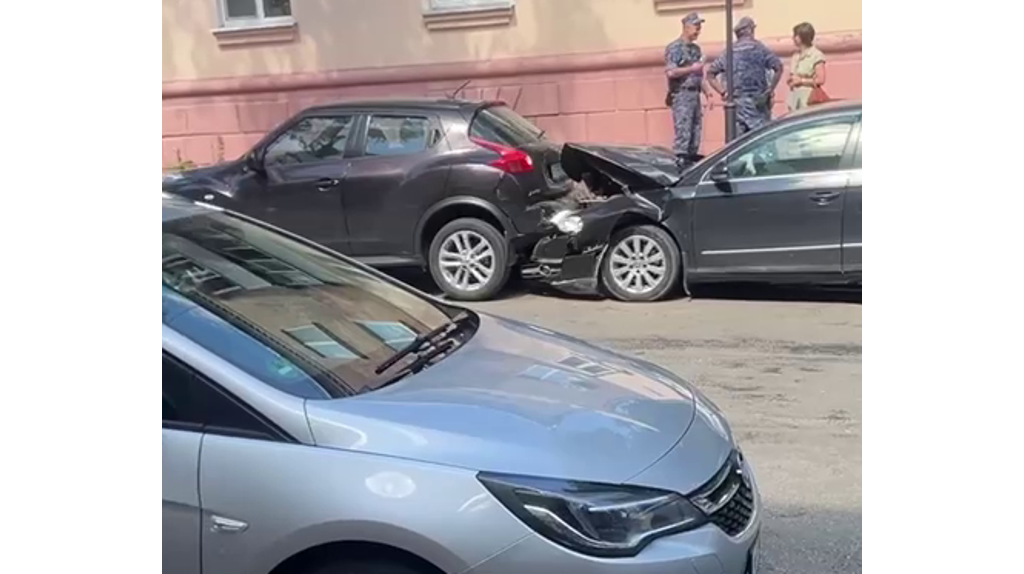 В Брянске на улице Горького водитель Mercedes устроил массовое ДТП