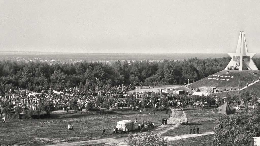 Показали фото 1976 года с празднования 17 сентября на Кургане Бессмертия в Брянске