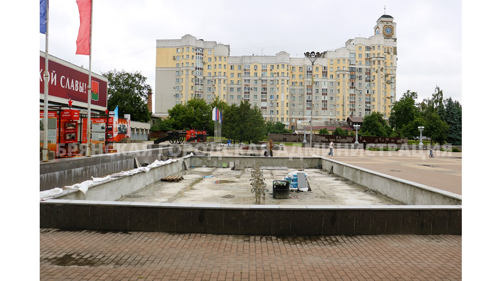 Ремонт фонтанов на площади Партизан в Брянске затянулся из-за дождей