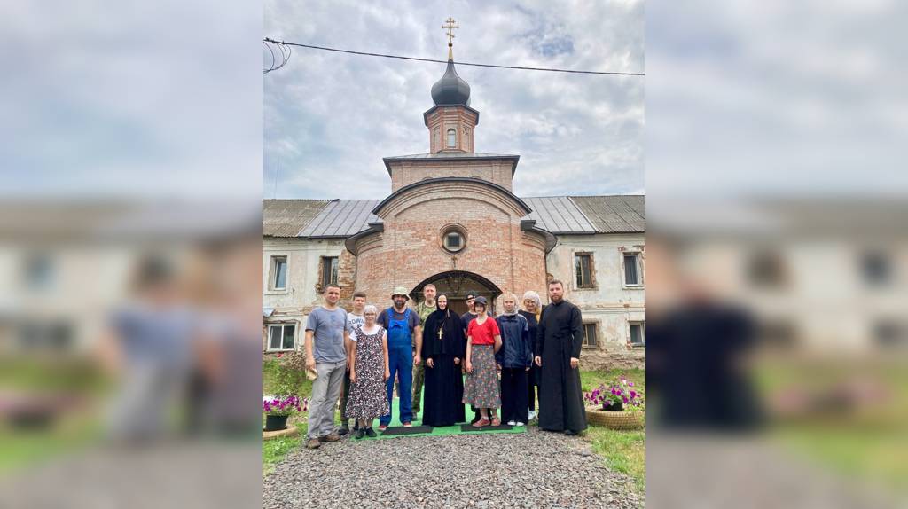 Добровольцы «Белых парусов» побывали в женском монастыре Севска