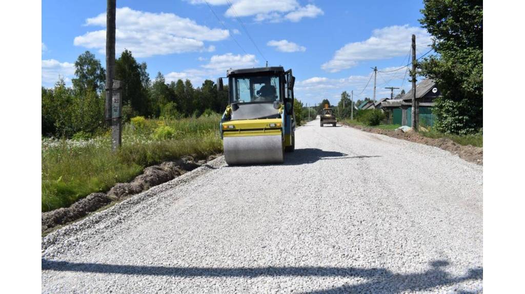 В Клетне продолжается ремонт дороги по улице Вокзальная