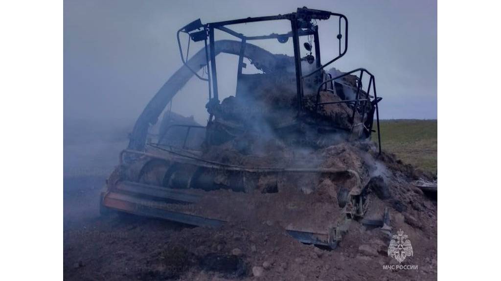 В Почепском районе сгорел комбайн