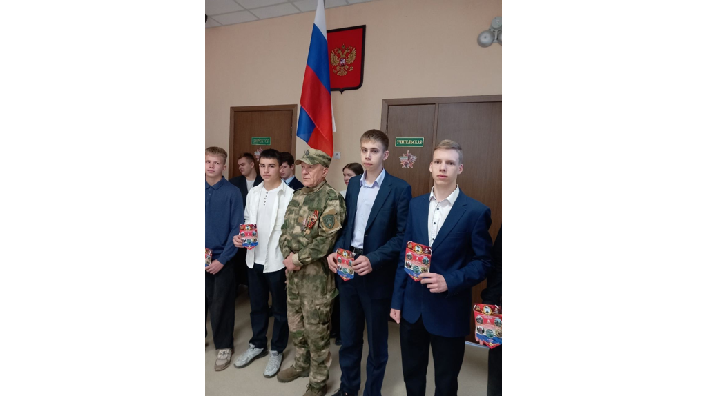 Школьники из брянского поселка Локоть пообщались с бойцом СВО Владимиром Иванченковым
