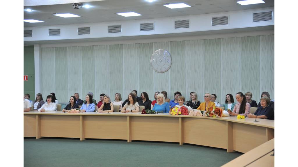 Брянский губернатор Богомаз поздравил сотрудников социальной сферы