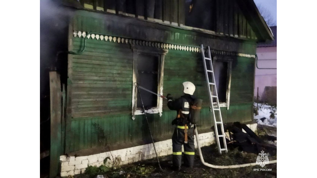 В поселке Дубровка Брянской области в пожаре погибли мать и сын